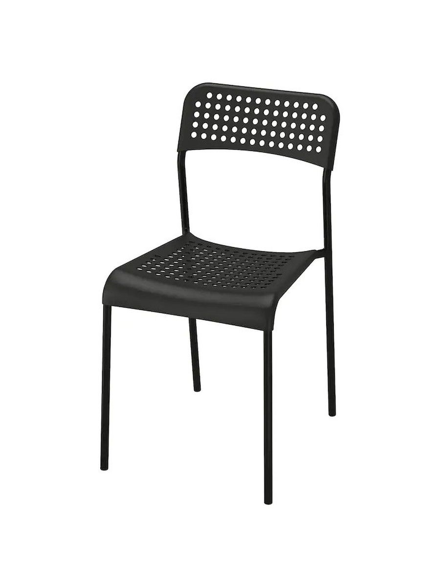 Белый стул и черный стул